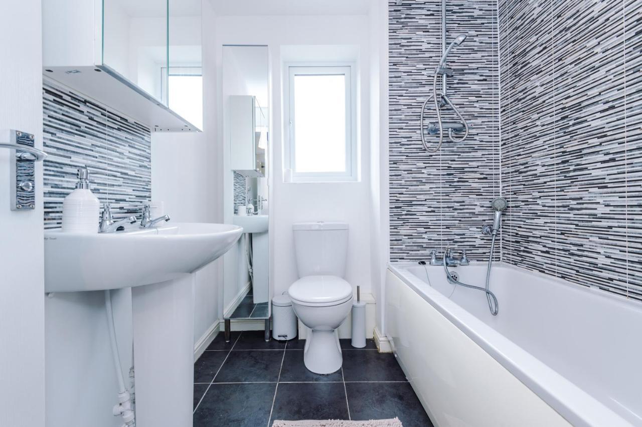 Chic 2 Bed House With Garden & Free Parking Βίλα Μάντσεστερ Εξωτερικό φωτογραφία
